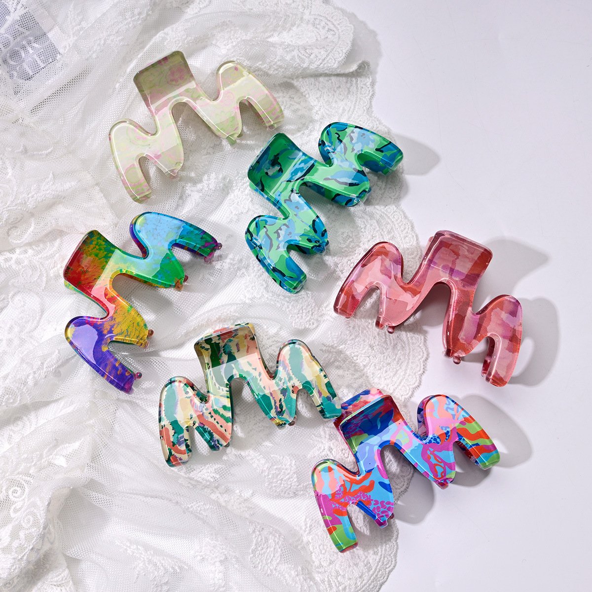 Wavy acetate claw clip, detail 1