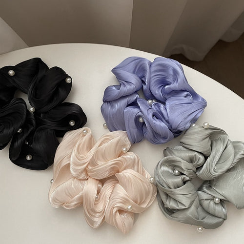 Pearl satin scrunchie set, detail 1