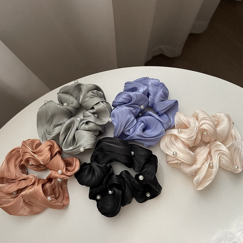 Pearl satin scrunchie set, detail 2