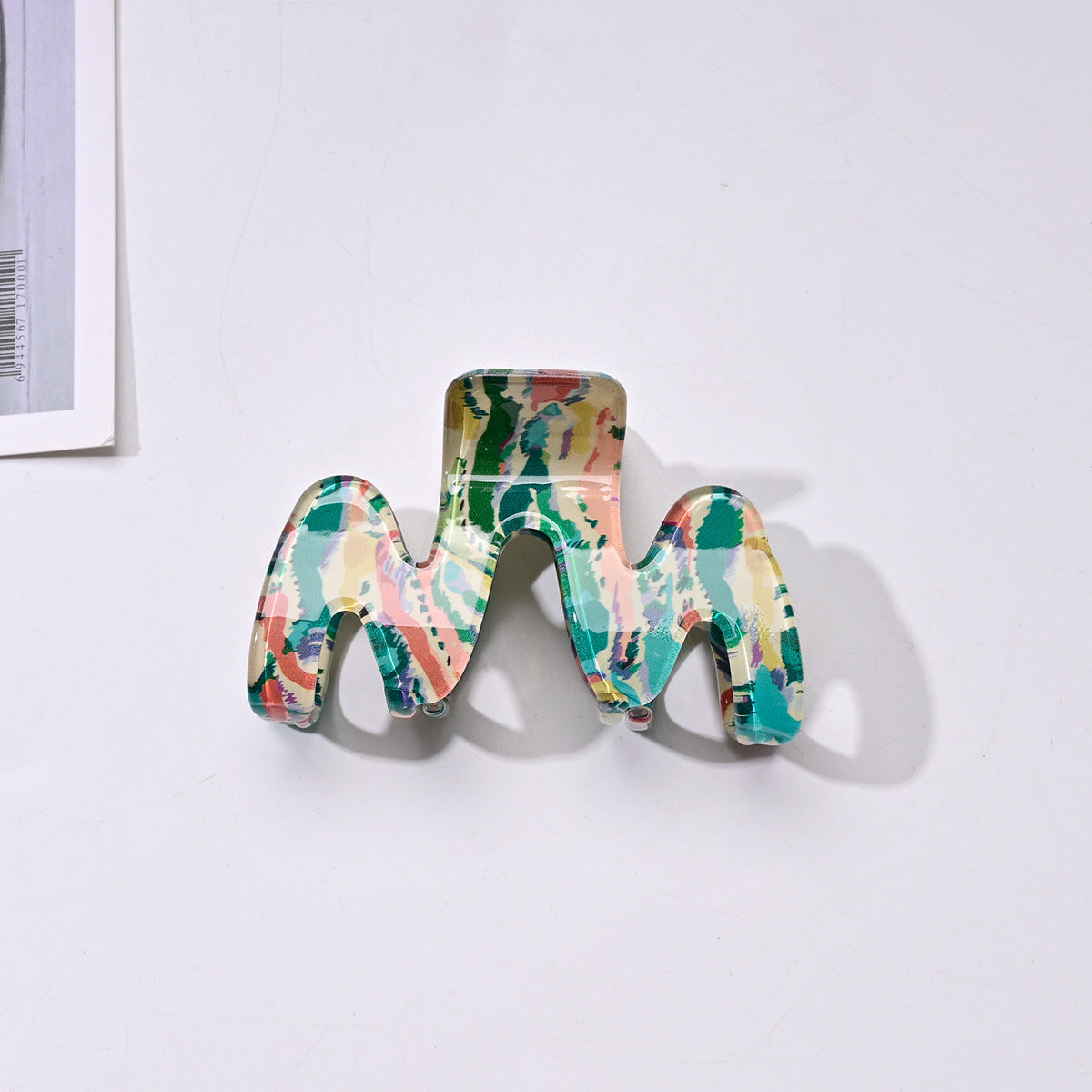 Wavy acetate claw clip, detail 2