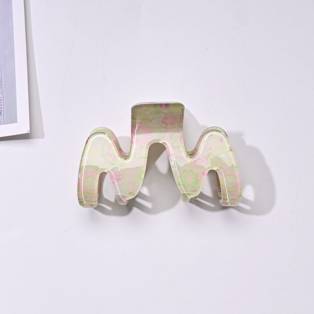 Wavy acetate claw clip, detail 3