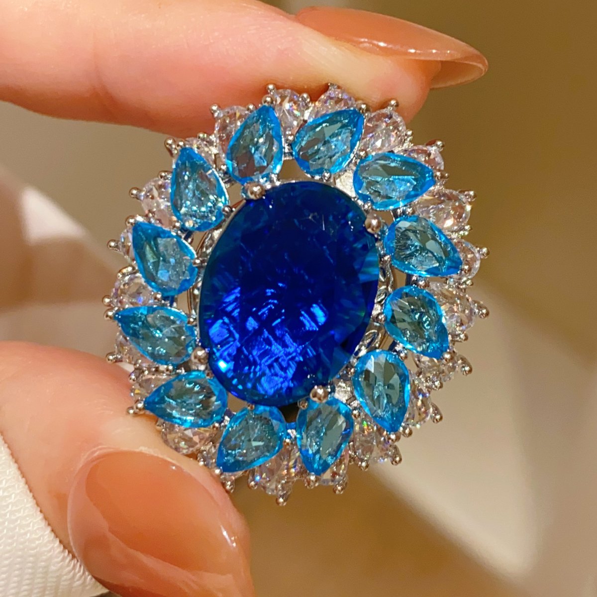 Crystal magnetic brooch, detail 3